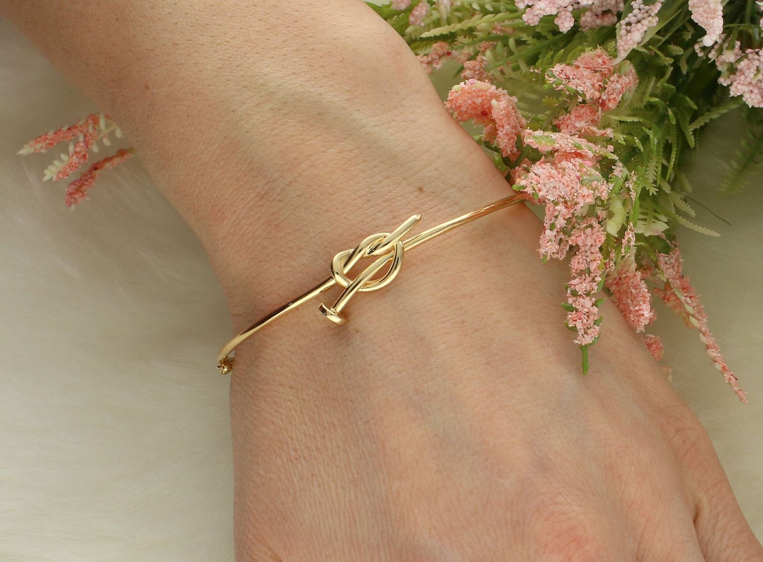 Bransoletka złota gwóźdź próba 585, BR 8055 585 Złota bransoletka wykonana z 14 karatowego żółtego złota. Bransoletka to idealny pomysł na prezent. Złota bransoletka sztywna z modnym wzorem. 1.jpg